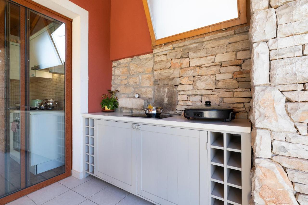 Villa Poiai Stonehouse With Jacuzzi à Peroj Extérieur photo